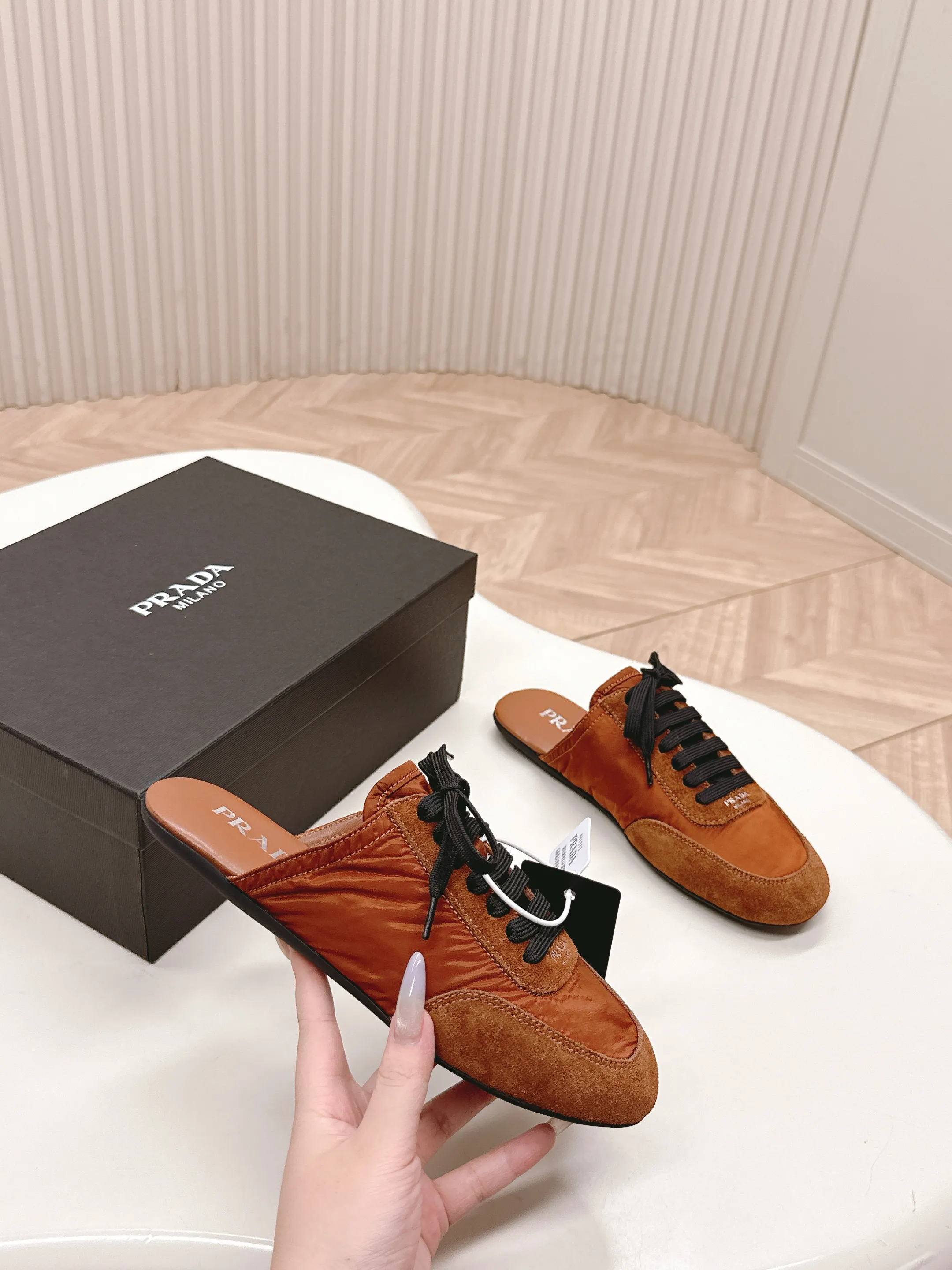 👟👟Ex-factory price 480👟👟 New color half-flop Prada Collapse regenerated nylon and suede leather stretch half-flop 2025 spring and summer latest catwalk style Forrest Gump slippers Fashion item thin casual slippers This ultra-light sports shoe is made of regenerated nylon and suede leather to create a three-dimensional shoe shape. The mixed materials highlight Prada's sports style and exquisite craftsmanship soul. The flat bottom design and elastic side cuffs make it easy to put on and take off with ease. The upper is decorated with a screen-printed logo ● Thin rubber sole · Removable leather insole upper, a casual shoe that is light, easy to wear and practical, with an original molded rubber outsole! Encounter a variety of colors combined with Forrest Gump shapes and iconic details such as Prada regenerated nylon to interpret a new style. Size: Women’s size. 35～39# 40.41